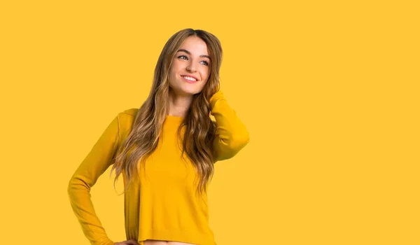 Jeune Fille Avec Pull Jaune Penser Une Idée Tout Grattant — Photo