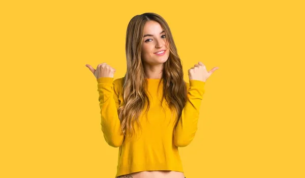 Chica Joven Con Suéter Amarillo Dando Gesto Pulgar Hacia Arriba —  Fotos de Stock