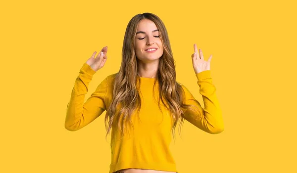 노란색 배경에 스웨터와 — 스톡 사진