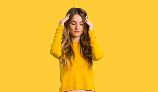 노란색 배경에 스웨터와 — 스톡 사진