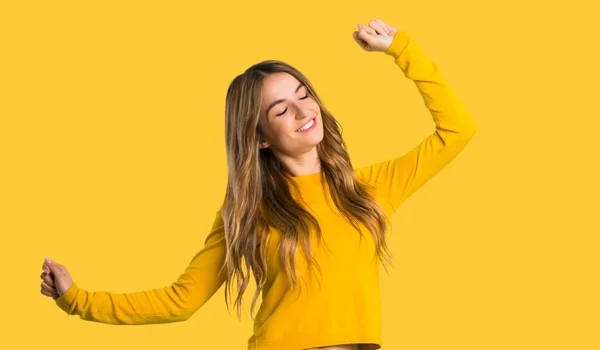 Chica Joven Con Suéter Amarillo Disfrutar Bailando Mientras Escucha Música — Foto de Stock