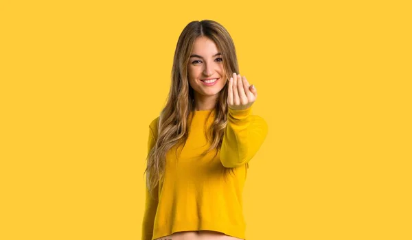 Giovane Ragazza Con Maglione Giallo Invitante Venire Con Mano Felice — Foto Stock