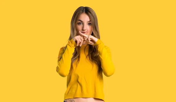 Jovem Com Suéter Amarelo Mostrando Sinal Gesto Silêncio Sobre Fundo — Fotografia de Stock