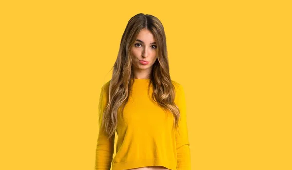 Jovem Com Suéter Amarelo Com Expressão Triste Deprimida Fundo Amarelo — Fotografia de Stock