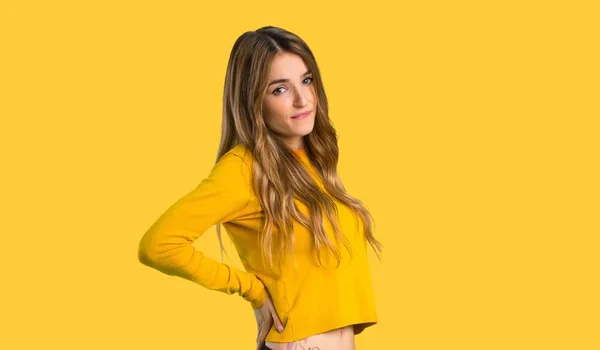 Giovane Ragazza Con Maglione Giallo Che Soffre Mal Schiena Aver — Foto Stock