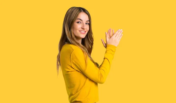 Junges Mädchen Mit Gelbem Pullover Applaudiert Nach Der Präsentation Einer — Stockfoto