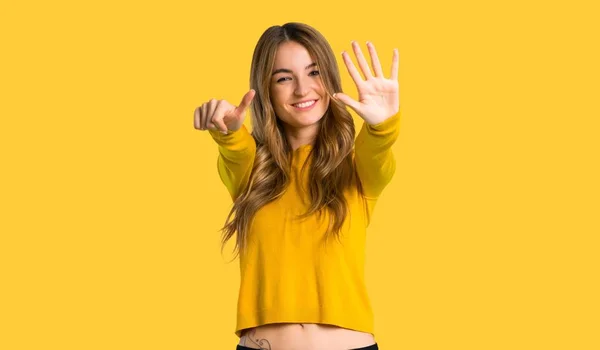 Junges Mädchen Mit Gelbem Pullover Das Sechs Finger Auf Gelbem — Stockfoto