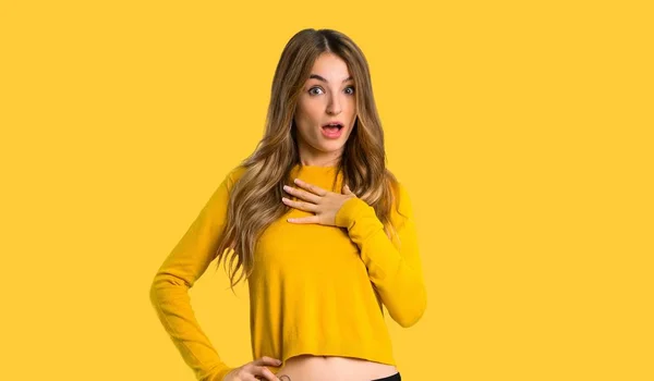 Chica Joven Con Suéter Amarillo Sorprendido Sorprendido Mientras Mira Derecha — Foto de Stock