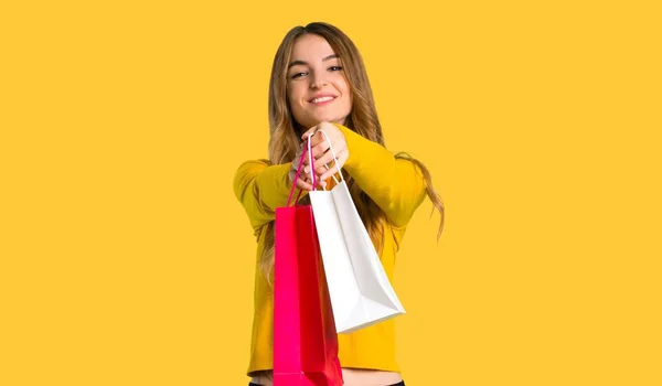 Giovane Ragazza Con Maglione Giallo Che Tiene Sacco Borse Della — Foto Stock