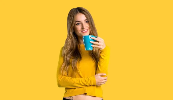 노란색 배경에 커피의 뜨거운 스웨터와 — 스톡 사진