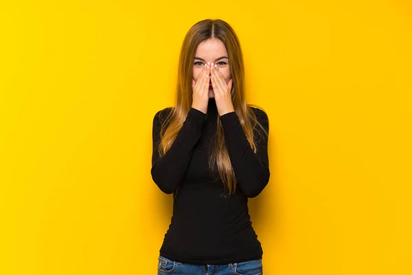 Jovem Mulher Bonita Sobre Fundo Amarelo Sorrindo Muito Enquanto Cobre — Fotografia de Stock