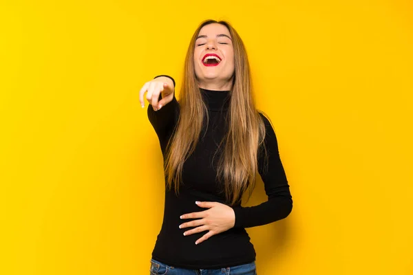 Młoda Ładna Kobieta Żółtym Tle Wskazując Palcem Kogoś Śmiech — Zdjęcie stockowe