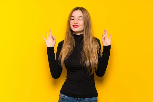 Giovane Bella Donna Sfondo Giallo Posa Zen — Foto Stock