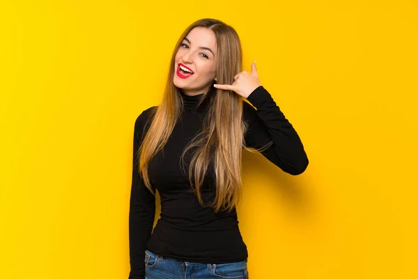 Joven Mujer Bonita Sobre Fondo Amarillo Haciendo Gesto Teléfono Llámame —  Fotos de Stock