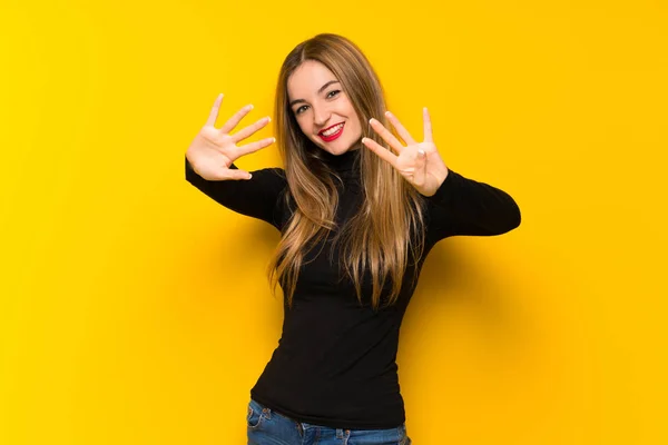 Junge Hübsche Frau Auf Gelbem Hintergrund Die Mit Den Fingern — Stockfoto