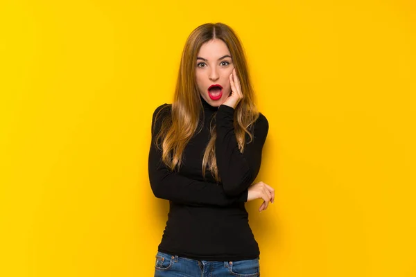 Jovem Mulher Bonita Sobre Fundo Amarelo Surpreso Chocado Enquanto Olha — Fotografia de Stock