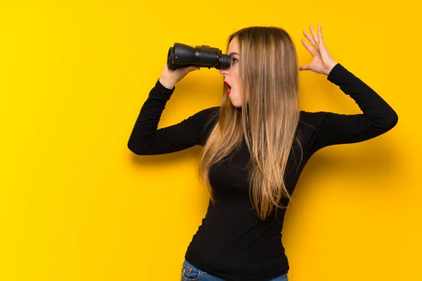 Ung Vacker Kvinna Över Gul Bakgrund Och Ser Avstånd Med — Stockfoto