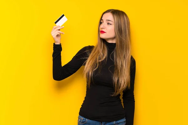 Jonge Mooie Vrouw Gele Achtergrond Nemen Een Creditcard Zonder Geld — Stockfoto