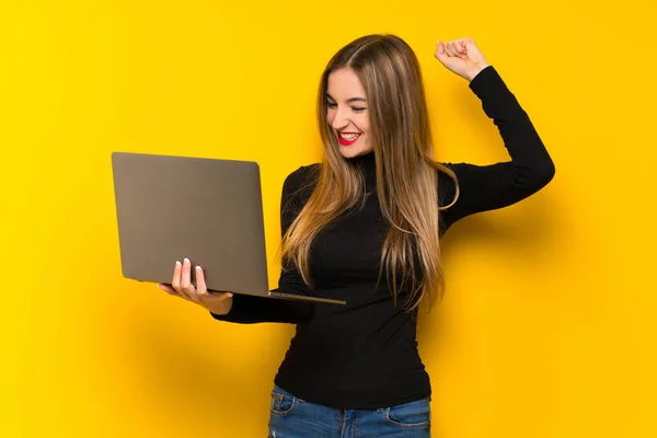 Young Pretty Woman Yellow Background Laptop Celebrating Victory — Stock Photo, Image