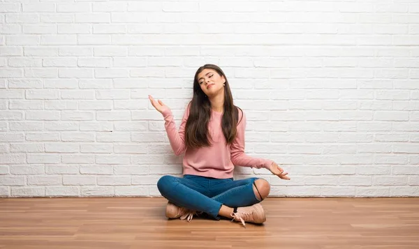 Ragazza Adolescente Seduta Sul Pavimento Una Stanza Infelice Frustrato Con — Foto Stock