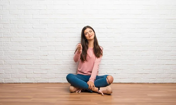 Ragazza Adolescente Seduta Sul Pavimento Una Stanza Che Stringe Mano — Foto Stock