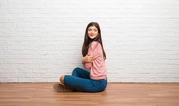 Ragazza Adolescente Seduta Sul Pavimento Una Stanza Che Guarda Dietro — Foto Stock