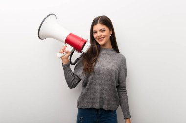 İzole beyaz backgorund bir megafon tutan genç kız