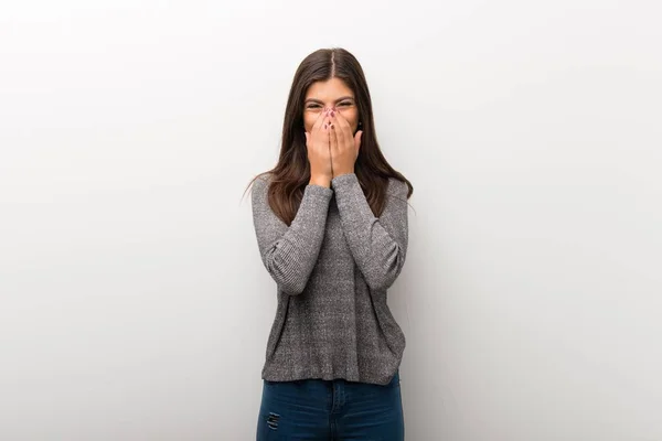 Adolescente Menina Isolado Backgorund Branco Sorrindo Muito Enquanto Cobre Boca — Fotografia de Stock