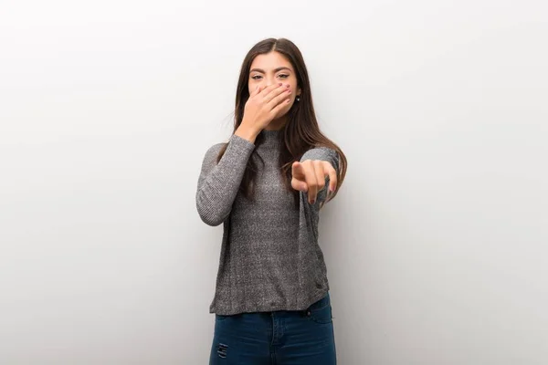 Adolescente Menina Isolado Branco Backgorund Apontando Com Dedo Para Alguém — Fotografia de Stock