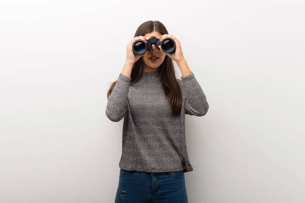 Dospívající Dívka Izolované Bílé Backgorund Dálce Při Pohledu Dalekohledem — Stock fotografie