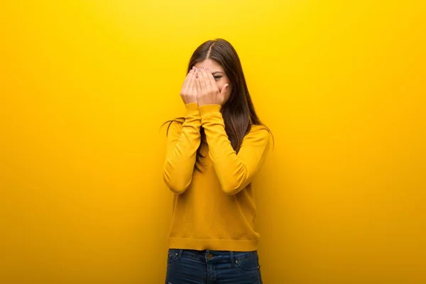 Adolescente Chica Vibrante Fondo Amarillo Cubriendo Los Ojos Por Las —  Fotos de Stock