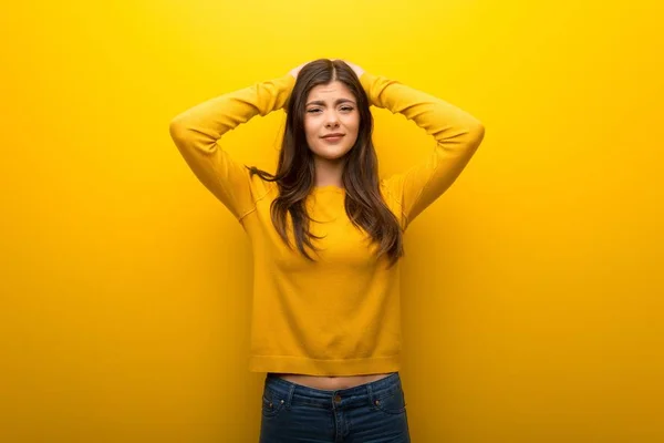 Teenager Mädchen Auf Lebendigem Gelben Hintergrund Nimmt Hände Auf Den — Stockfoto