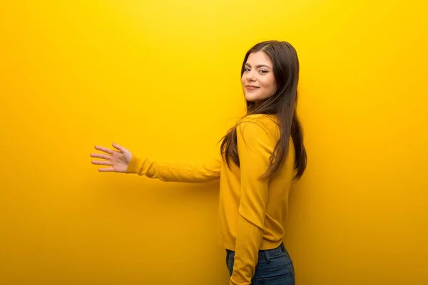 Tiener Meisje Levendige Gele Achtergrond Handshaking Goede Deal — Stockfoto