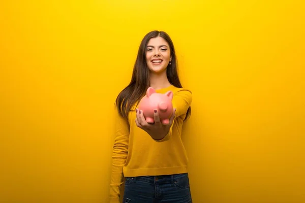 Adolescente Menina Vibrante Fundo Amarelo Segurando Banco Pombo — Fotografia de Stock