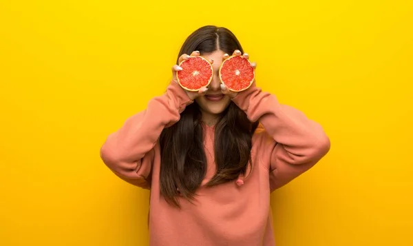 Menina Adolescente Com Camisola Rosa Fundo Amarelo Usando Fatias Laranja — Fotografia de Stock