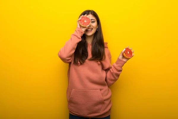 Tinédzser Lány Rózsaszín Pulóver Sárga Alapon Narancs — Stock Fotó
