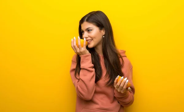 Menina Adolescente Com Camisola Rosa Fundo Amarelo Com Laranjas — Fotografia de Stock