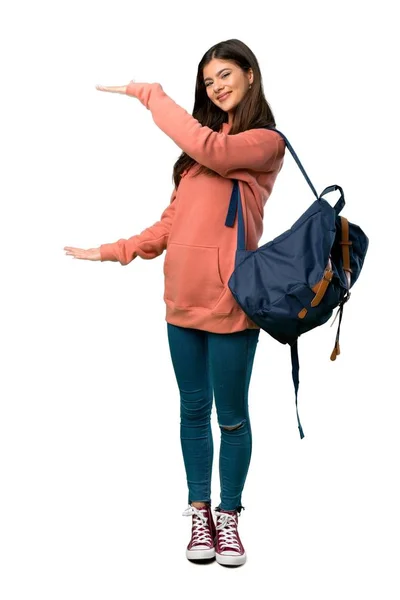 一个穿着运动衫和背包的少女的全长照片 她拿着抄袭的空间 可以插入广告 — 图库照片