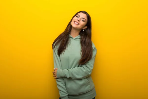 Tiener Meisje Met Groene Sweater Gele Achtergrond Met Gelukkig Expressie — Stockfoto