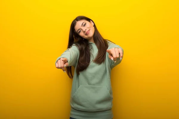 Tiener Meisje Met Groene Sweater Gele Achtergrond Punten Vinger Bij — Stockfoto