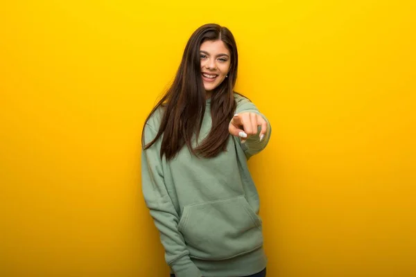 Tiener Meisje Met Groene Sweater Gele Achtergrond Punten Vinger Met — Stockfoto