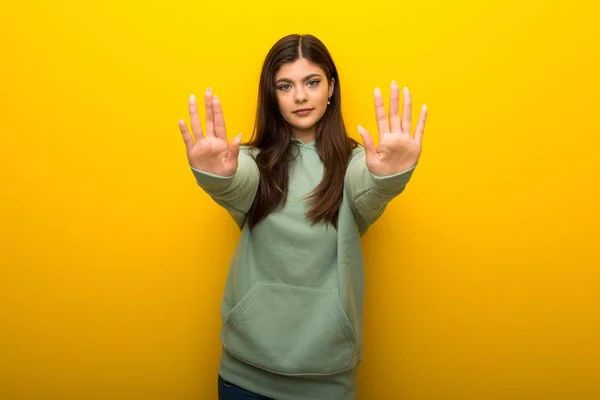 Tinédzser Lány Zöld Pulóver Sárga Háttér Előtt Így Megáll Gesztus — Stock Fotó