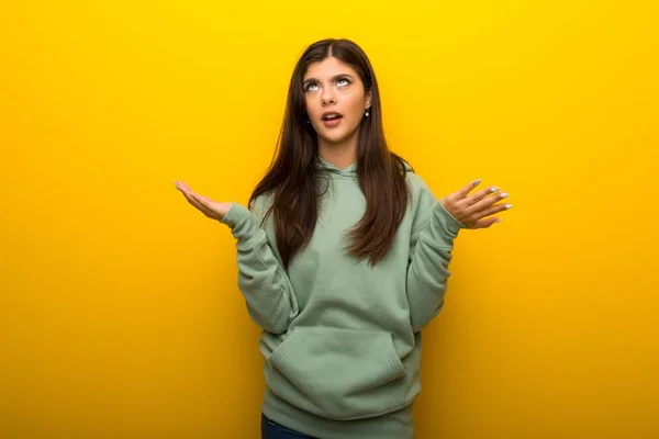 Teenager Mädchen Mit Grünem Sweatshirt Auf Gelbem Hintergrund Frustriert Über — Stockfoto