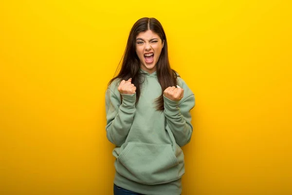 Adolescente Menina Com Camisola Verde Fundo Amarelo Frustrado Por Uma — Fotografia de Stock