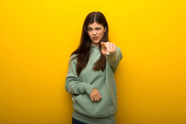 Teenager Mädchen Mit Grünem Sweatshirt Auf Gelbem Hintergrund Frustriert Über — Stockfoto