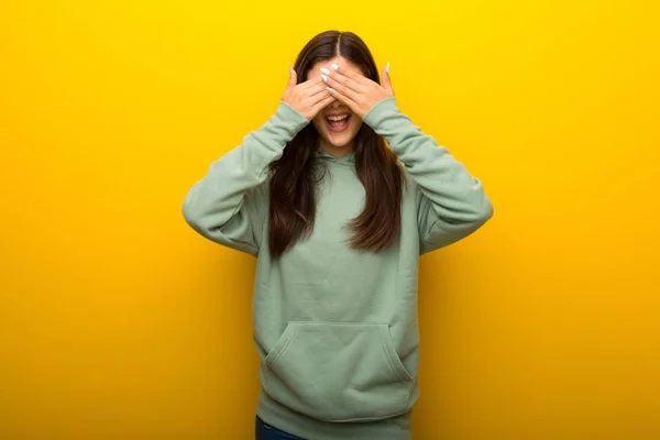 Adolescente Avec Sweat Shirt Vert Sur Fond Jaune Couvrant Les — Photo