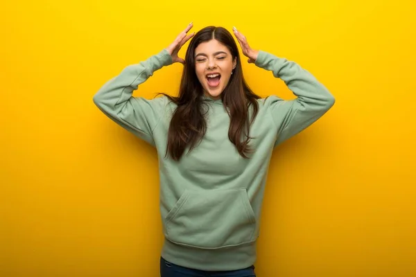 Menina Adolescente Com Camisola Verde Fundo Amarelo Com Surpresa Expressão — Fotografia de Stock