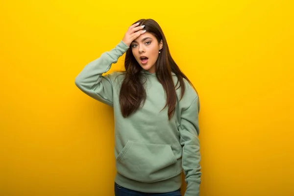 Tiener Meisje Met Groene Sweater Gele Achtergrond Verrast Geschokt Gelaatsuitdrukking — Stockfoto