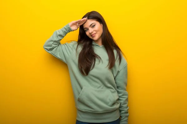 Tiener Meisje Met Groene Sweater Gele Achtergrond Die Met Hand — Stockfoto