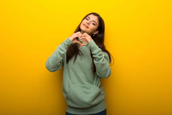 Adolescente Avec Sweat Shirt Vert Sur Fond Jaune Faisant Symbole — Photo